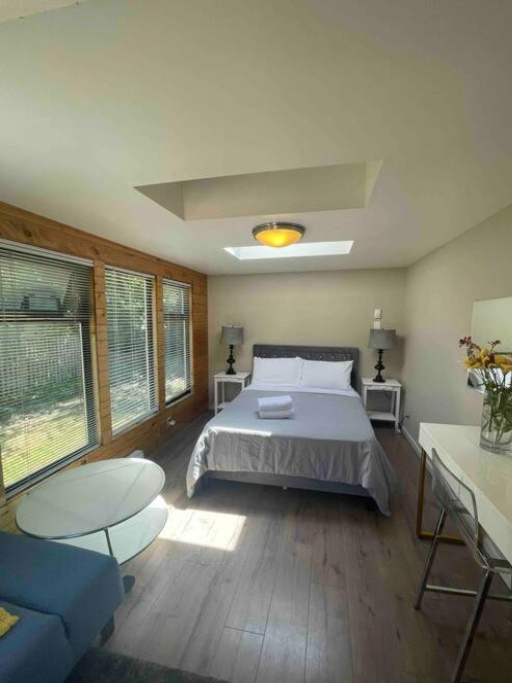 Small Sweet one bedroom backyard apartment with huge deck - Victoria