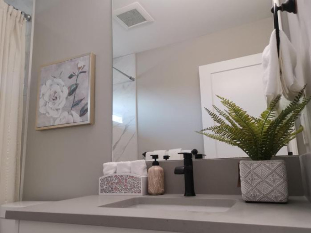 Morden Sophisticated Home With Free Parking - Victoria