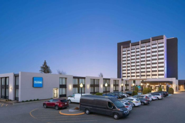 Travelodge by Wyndham Quebec City Hotel & Convention Centre