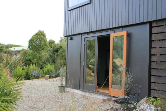 The Bird Hide - rustic luxury by the water - Otago