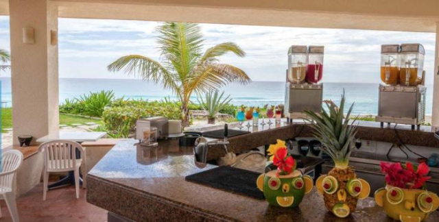 Beachfront Getaway Condo - Cancun