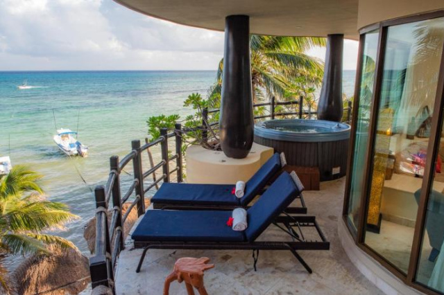 El Taj Oceanfront and Beachside Condo Hotel - Playa del Carmen