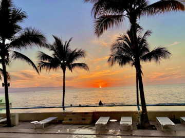 Beach front studio Sunset view hot pools