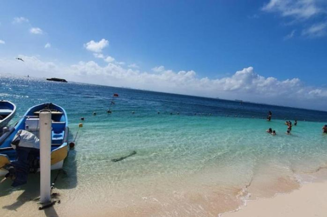 Beachfront Private Sailboat with AC and Bathroom - Isla Mujeres