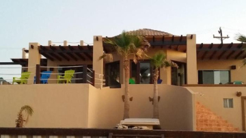 Beautiful Private Beachfront Home in Las Conchas. 3 or 4 bedrooms remodeled - 佩納斯科港 最低房價23405元