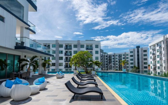 Rare XXXL Swimming Pools Resort - Free Fast WIFI - Top Floor Pool View Balcony - South Pattaya
