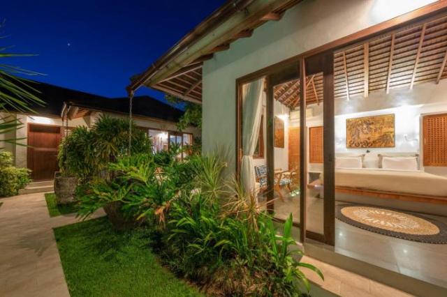 Villa Teman - Luxury 4BR Villa in Central Seminyak - HUGE POOL - 水明漾‎