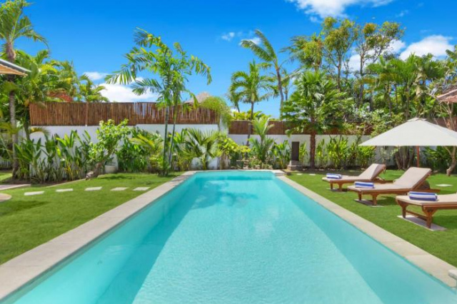 Villa Cologne - 6 BDR Villa, 2 Private Pools & Huge Garden, Walk to the Beach - Seminyak