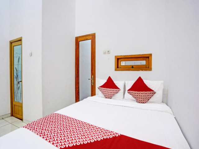 OYO 92030 Ef Palm Guest House Family Syariah - Surabaya