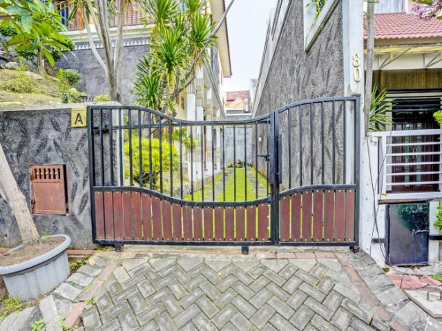 OYO 92030 Ef Palm Guest House Family Syariah - Surabaya