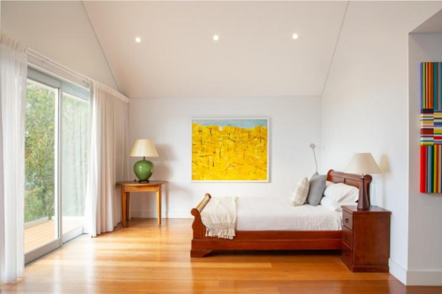 Beautiful Renovated Home With Water Views and Yard - Sydney