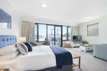 King size studio with water view, walk to the city