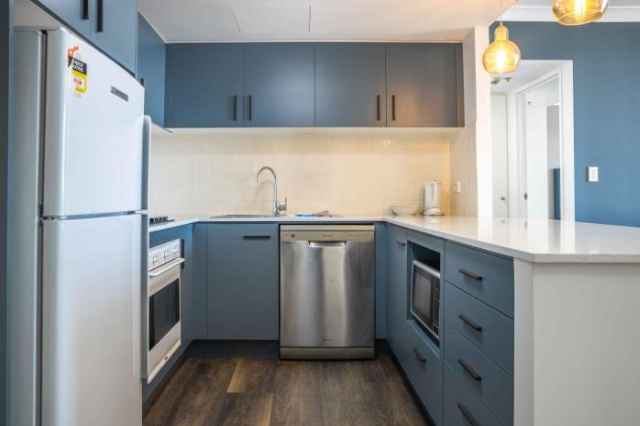 Unit with Parking and Gym, Near Trains and Shops - Sydney