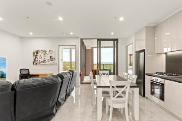 Sleek 2-Bed with Expansive Balcony Views - 雪梨