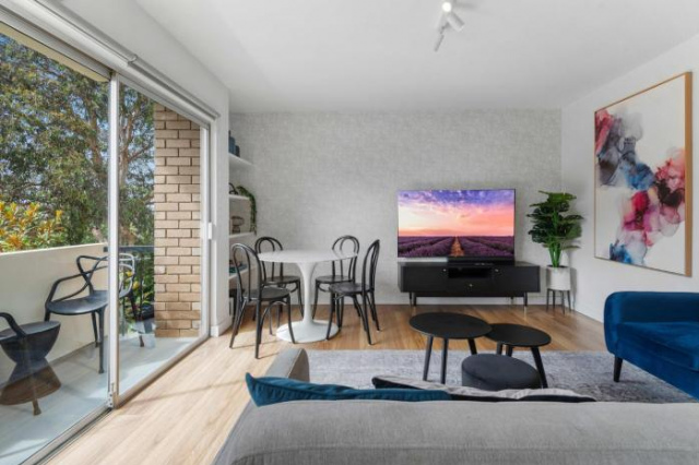 Pristine 2-Bed Apartment Near Toorak Road Shops - Melbourne