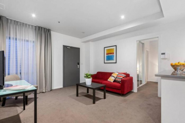 Astral Apartments. Spacious 2 bed, 2 bath apartment in a great location. - Melbourne