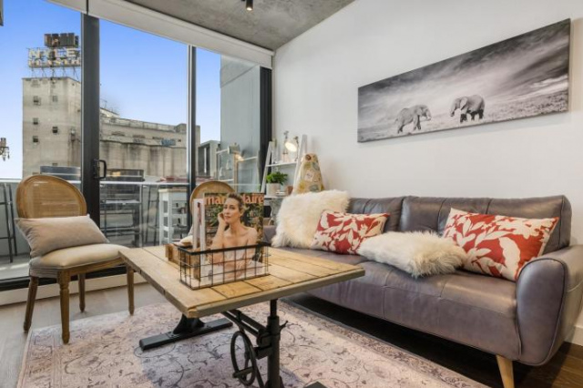 Luxury African Themed Apartment ☆ 10min to MCG & Swan St ☆ On-Site Parking ☆ Balcony ☆ Rooftop Deck ☆ Gym ☆ - Melbourne