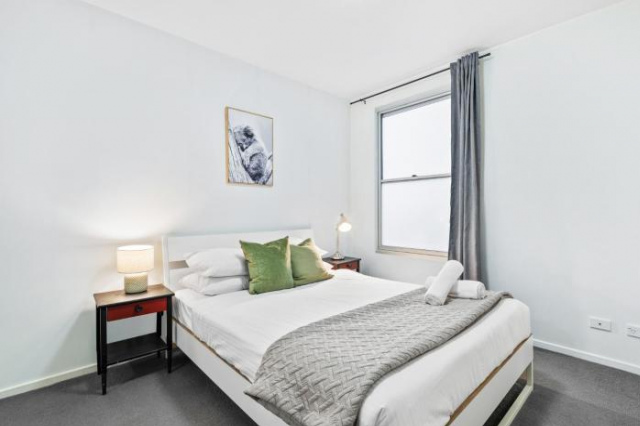 Spacious 2-Bed Apartment Steps from Albert Park - Melbourne