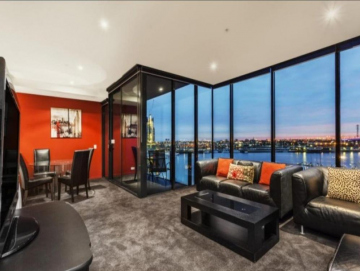 Lovely waterfront apartment with swimming pool and gym (Super Pet Friendly)