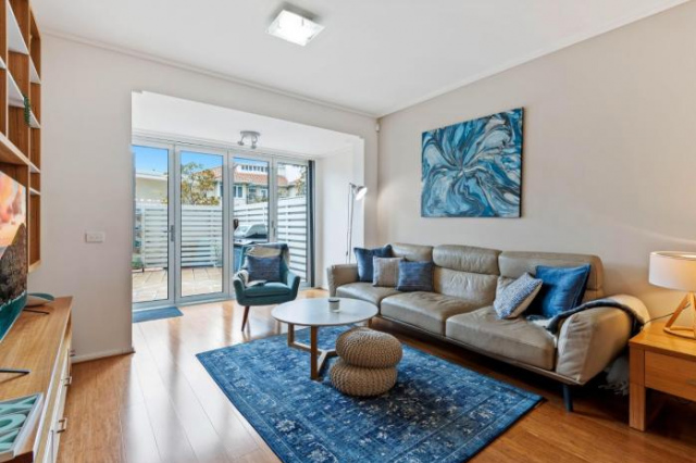Spacious 2-Bed Unit Steps from Cafes and Beach - 墨爾本