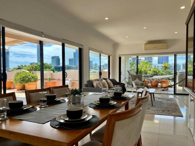 Huge & Luxurious Penthouse w/ City Views & Carpark - Brisbane