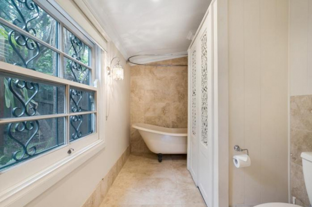 Contemporary Cottage in Perfect Lifestyle Address - Brisbane