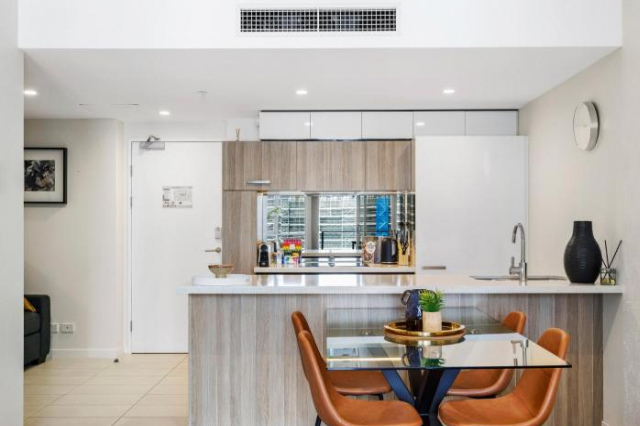 Cosy 1-Bed Apartment with City Views and Pool - Brisbane