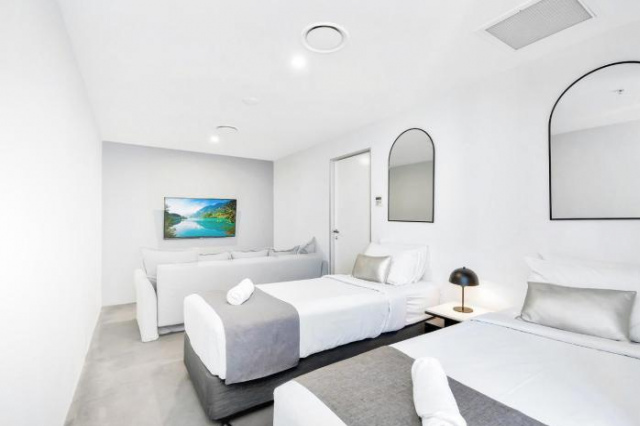 5 Bedroom Executive Sub Penthouse in the heart of Surfers with full ocean views - Sleeps 12 - Circle - Gold Coast