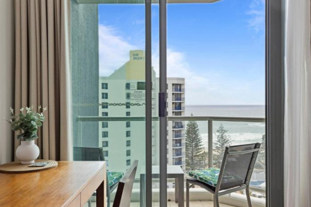 Spacious 1-Bed Unit Near the Beach and Cavill Ave - Gold Coast