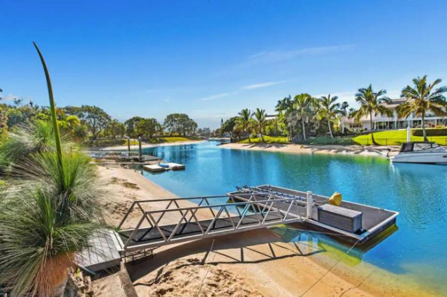 Broadbeach Bungalow Pool Jetty Sleeps 7 - Gold Coast