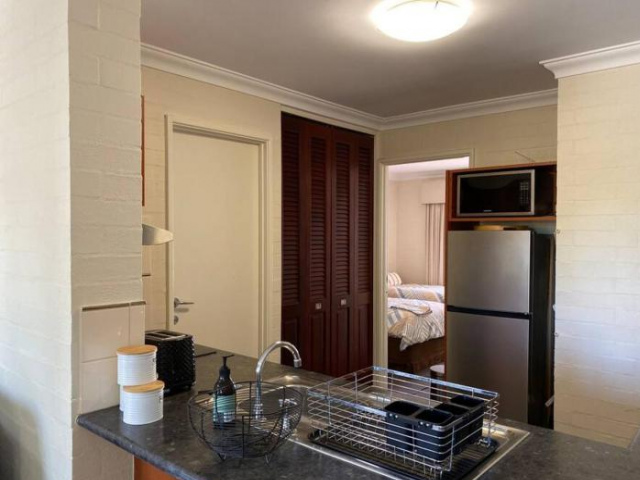 SUBI CENTRAL CLOSE CBD HOSPITALS WIFI NETFLIX WINE - Perth
