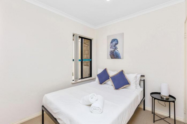 Secluded Shaw Quiet Family Home close to shops and beach Sleeps 6 - Perth