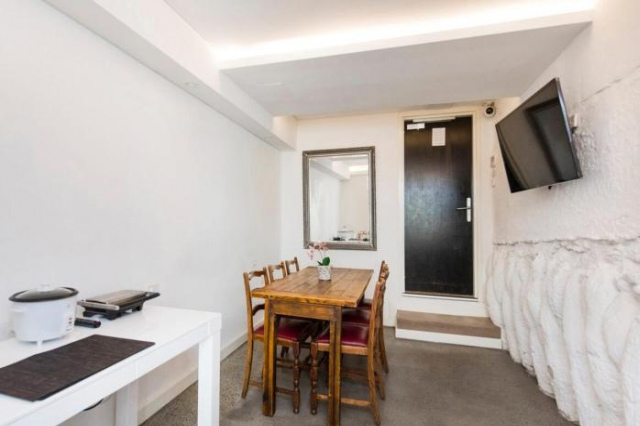 Rustic Getaway with Balcony - Stylish Room - 柏斯