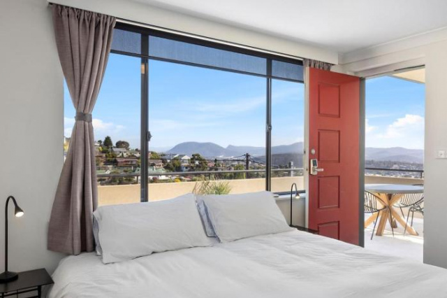 Penthouse Style Huge Balcony Panoramic Views - Hobart