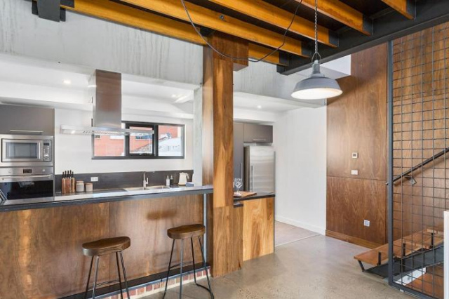 Stunning Warehouse Apartment Moments to Waterfront - Hobart