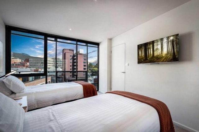 Sub Penthouse Luxe Suite, CBD, Secure Parking - Hobart