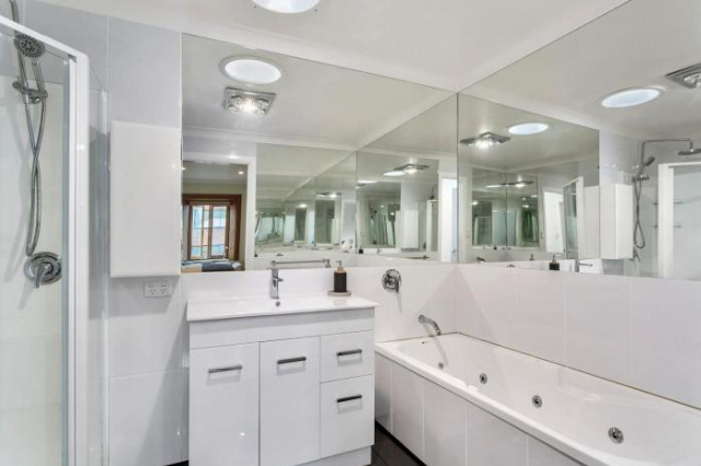 Heritage Building Penthouse Apartment - 荷伯特