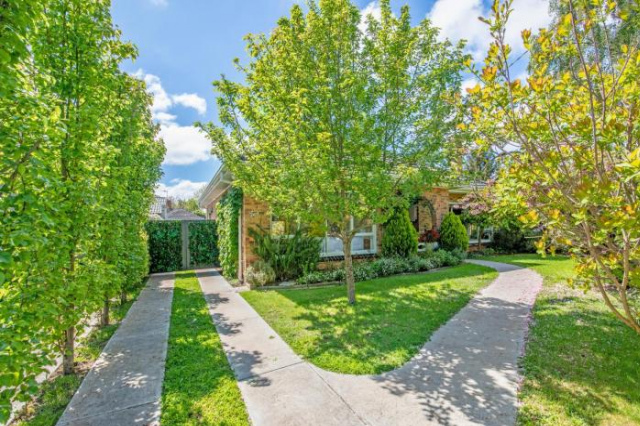 Lake side, opposite botanical gardens! Views! - Victoria