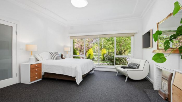 Lake side, opposite botanical gardens! Views! - Victoria