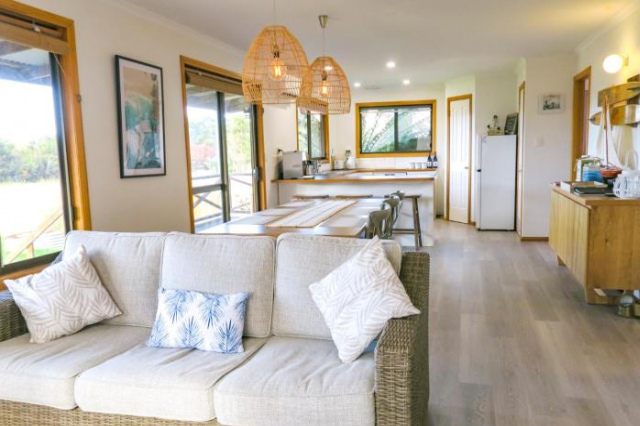 Bridgecroft Beach Shack blissful spa retreat for 6 - Tasmania