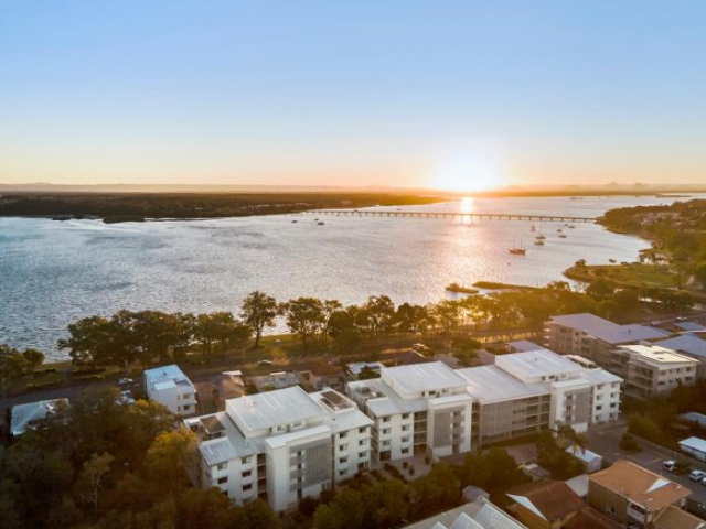 3 Bedroom Penthouse - Short Walk to Sandstone Point - Queensland