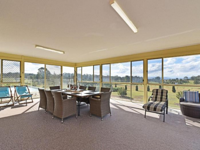 Noble Willow Homestead Lovedale. Super Spacious, with views and pool - Hunter Valley