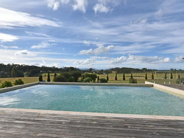 Noble Willow Homestead Lovedale. Super Spacious, with views and pool - Hunter Valley