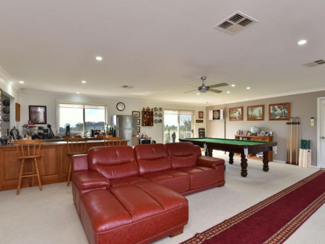 Noble Willow Homestead Lovedale. Super Spacious, with views and pool - Hunter Valley