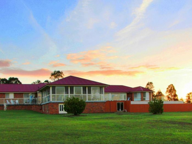 Noble Willow Homestead Lovedale. Super Spacious, with views and pool - Hunter Valley