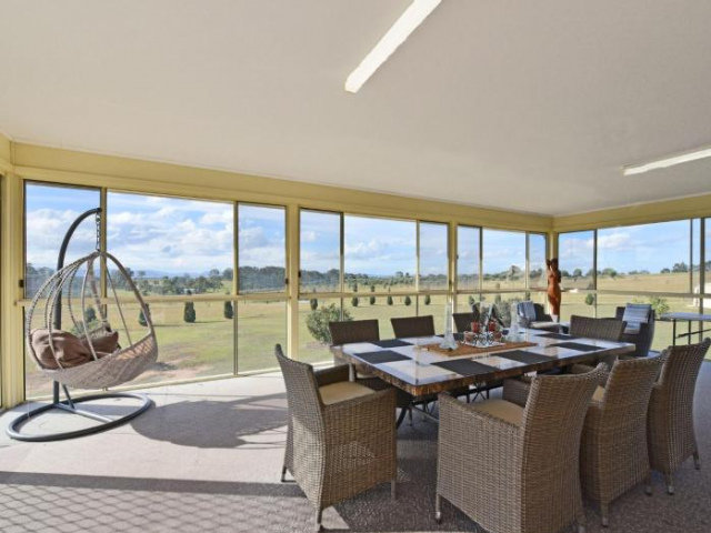 Noble Willow Homestead Lovedale. Super Spacious, with views and pool - Hunter Valley