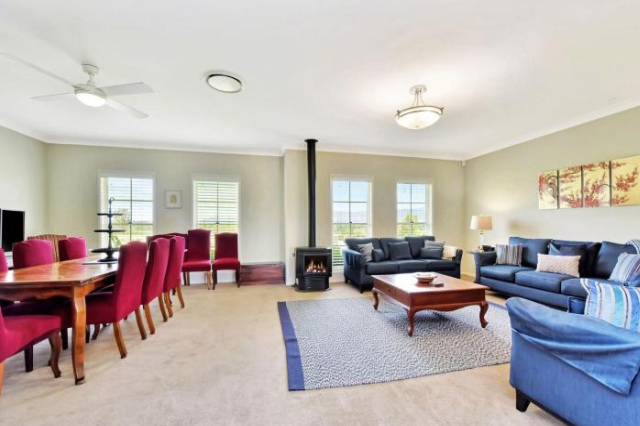 Silver Springs Estate 4br house + 6br house with Wifi, Pool, Fireplace, Views, Olives and Space - Hunter Valley