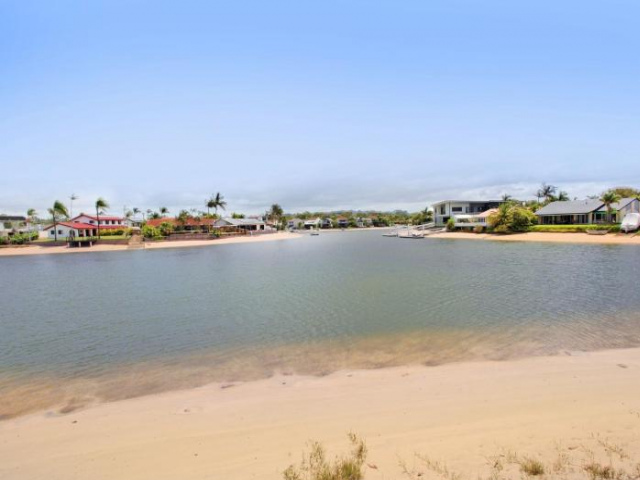 Coorumbong 27 - Five Bedroom Home on Canal with Pool, WiFi, Aircon! - 陽光海岸