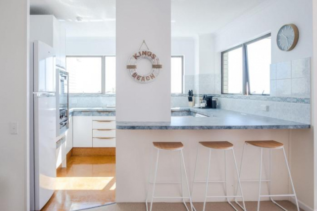 Retro Beach Style Apartment with Ocean Views - Walk to Kings Beach! - Sunshine Coast