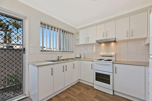 Lowanna - Two Bedroom Townhouse, one street away from the beach! - Sunshine Coast